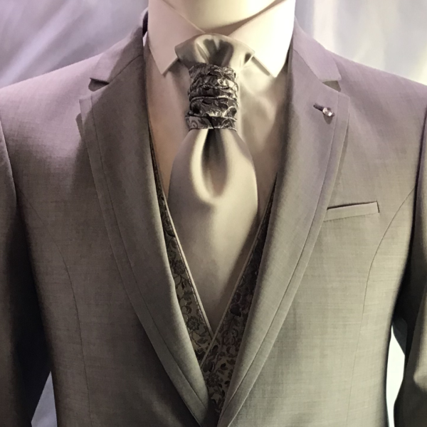 Traje de novio gris con chaleco contraste plata